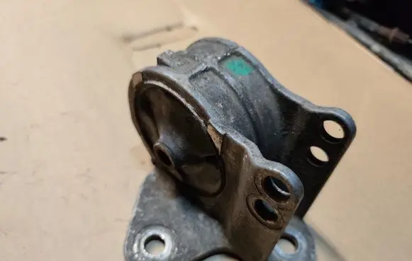 Chrysler Sebring (ST-22 - JR) Engine mount bracket 