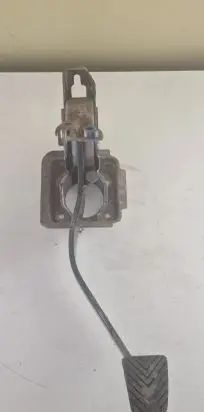 Mitsubishi L200 Brake pedal MR992542