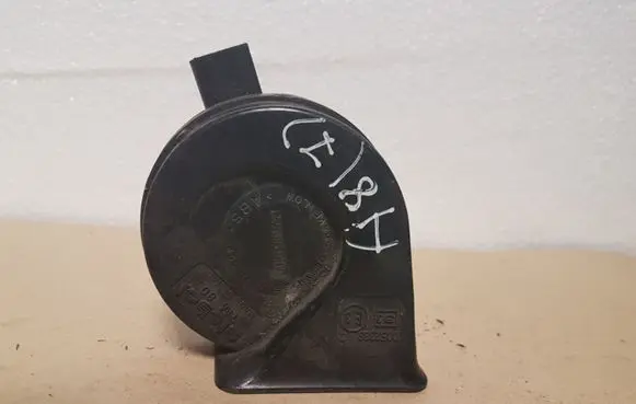 Audi A8 S8 D3 4E Horn signal 8E0951221