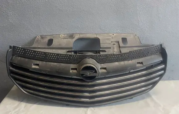 Opel Vivaro Front bumper upper radiator grill 623105615R