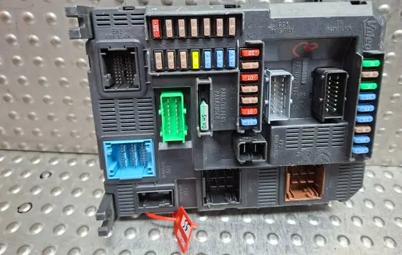 Peugeot 2008 I Fuse module 9807532080 S26312580