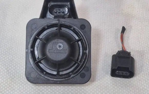 Volkswagen Golf VII Alarm system siren 28257494 27903156 5Q0951605