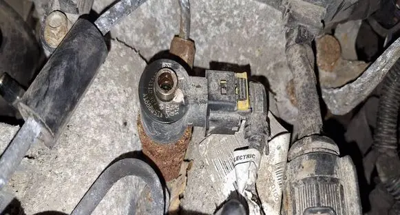 Opel Insignia A Fuel injector 0445110327