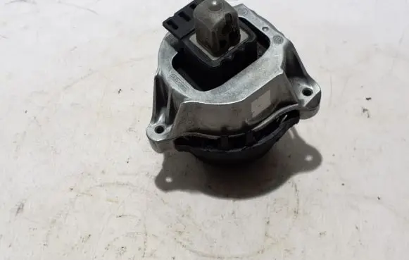 BMW 7 G11 G12 Engine mount bracket 6860477