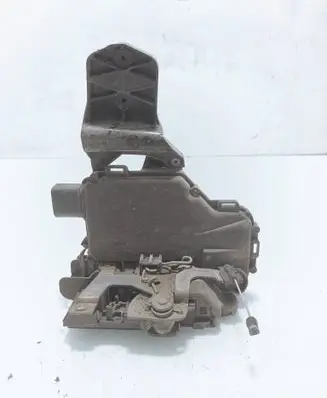 Volkswagen Golf IV Front door lock 3B1837015