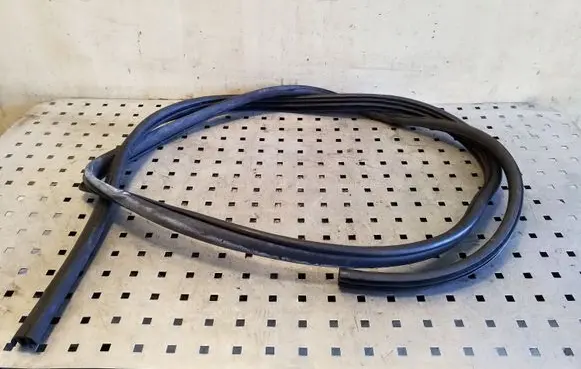 Chevrolet Captiva Rear door rubber seal (on body) 