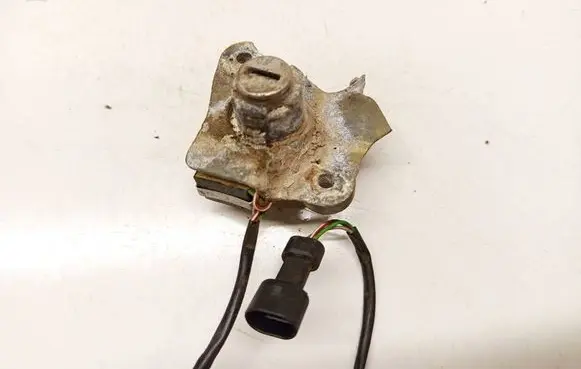 Volkswagen Sharan Front door lock (next to the handle) 