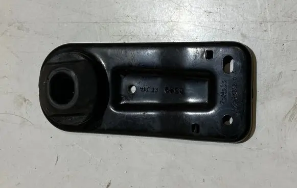 Ford Mustang VI Radiator mount bracket JR338K202AA