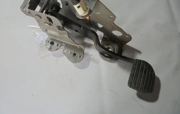 Renault Megane III Brake pedal 465010015R