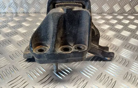 Engine mount bracket
