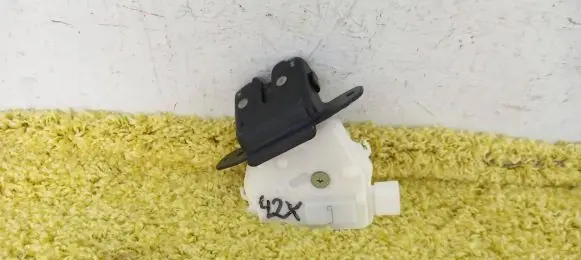 Toyota Yaris Tailgate exterior lock 834166
