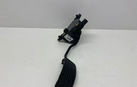 Nissan Qashqai Accelerator throttle pedal 1073B00470 1073B