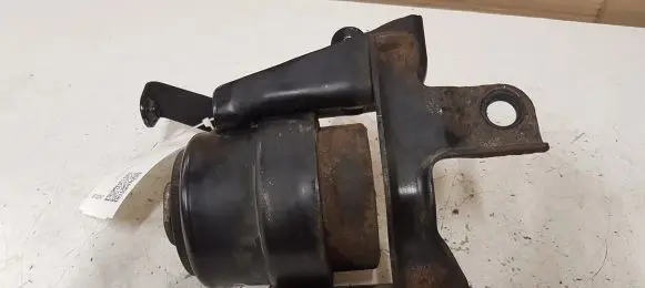 Toyota Avensis T250 Engine mount bracket