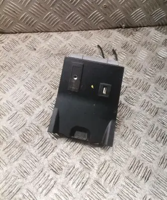 Mercedes-Benz CLA C117 X117 W117 USB socket connector a2468230411