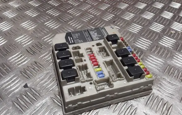 Nissan Note (E11) Fuse module