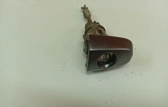 Toyota Yaris Front door lock (next to the handle)