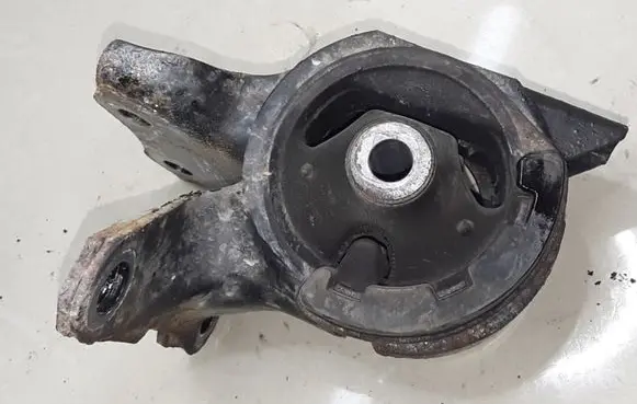 Mazda 6 Engine mount bracket