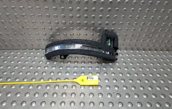Chrysler Pacifica Mirror indicator light 68318296AA