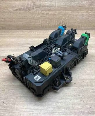 Opel Astra H Fuse module 13206762 5DK008669