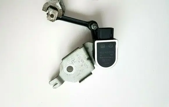 Mercedes-Benz C AMG W205 Air suspension front height level sensor A2229050503