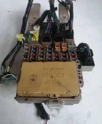 Toyota Corolla Verso E121 Fuse module 8264113040 2323000231