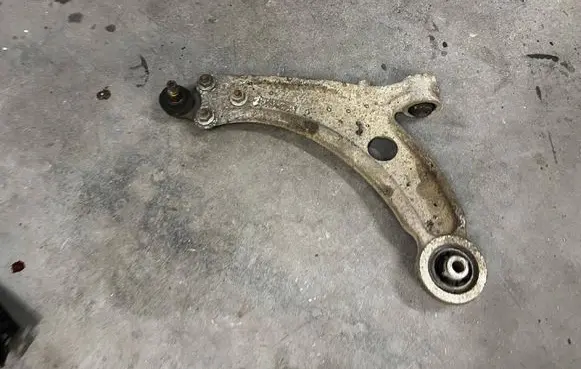 Peugeot 308 Front control arm 9675970980