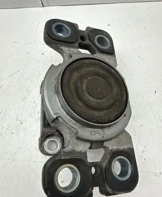 Volvo S80 Engine mounting bracket