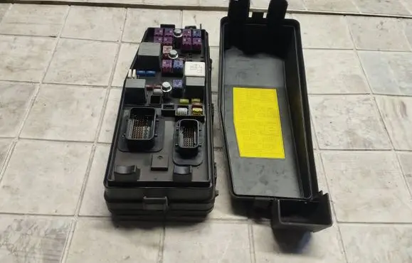 KIA Carnival Fuse module 919504D0700L FB06132208
