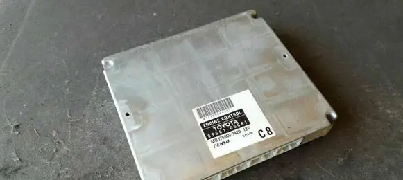 Toyota Avensis T250 Engine control unit/module 8966105C81