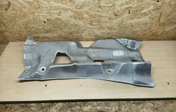Volkswagen Touareg III Heat shield in engine bay 4M0825662
