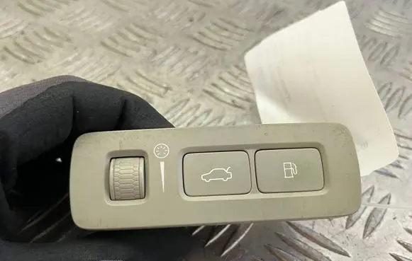 Volvo XC90 Tailgate/boot open switch button 31394546