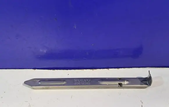 Volvo V70 Headlight/headlamp mounting bracket 30678340
