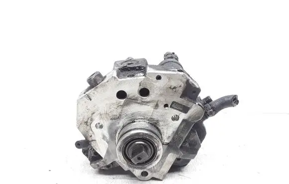 Volvo V70 Fuel injection high pressure pump 8689590