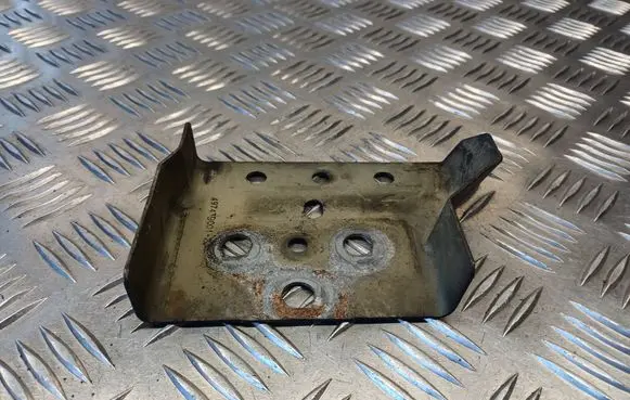 Radiator mount bracket