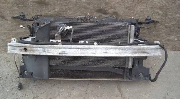 Renault Megane III Radiator support slam panel