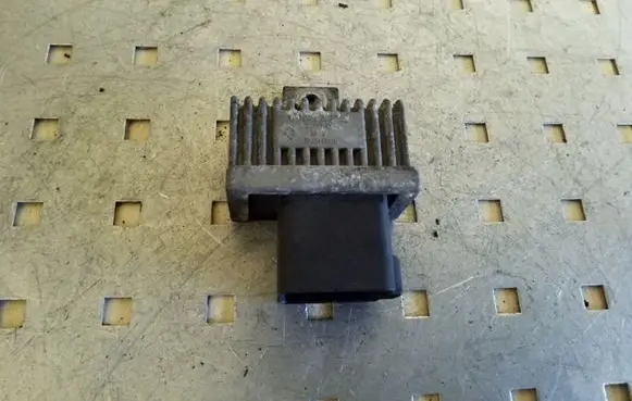 Nissan Note (E11) Glow plug pre-heat relay 7700115078