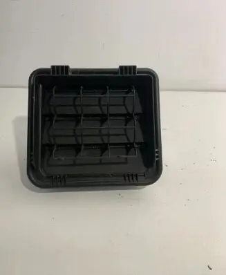 Quarter panel pressure vent
