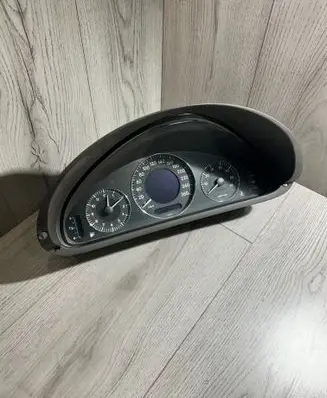 Speedometer (instrument cluster)
