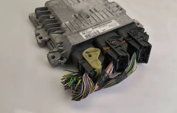 Ford Focus Engine control unit/module BV6112A650NF SID807EVQ S180133007