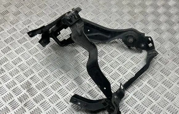 Mercedes-Benz C W204 Headlight/headlamp mounting bracket 204620590
