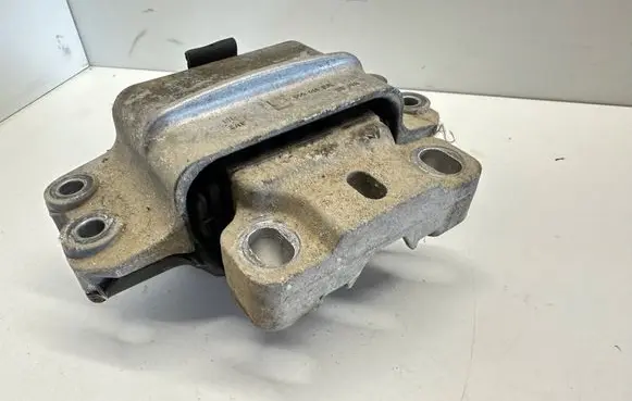 Volkswagen PASSAT B6 Engine mount bracket 3c0199555