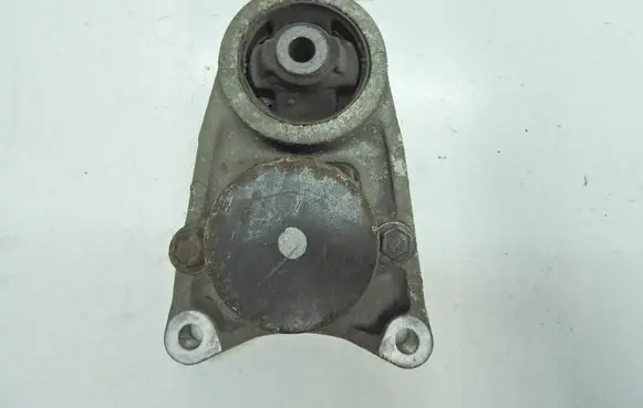 Toyota RAV 4 (XA30) Engine mounting bracket