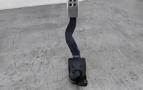 Accelerator throttle pedal