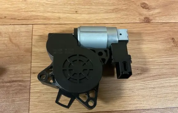 Mazda 3 I Front door window regulator motor G22C5858X TD776527 CM011750