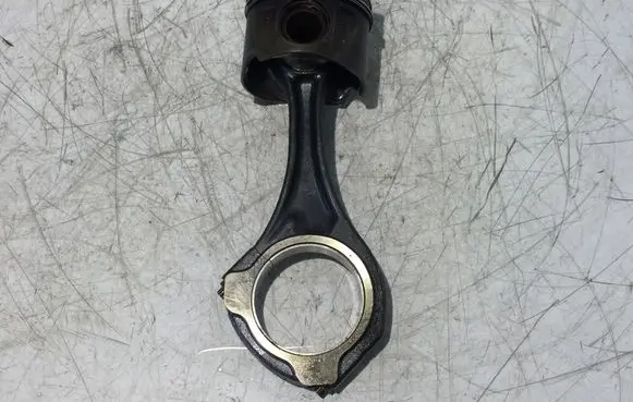 Mercedes-Benz Vito Viano W639 Piston with connecting rod