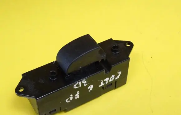 Mitsubishi Colt Electric window control switch 8608A077
