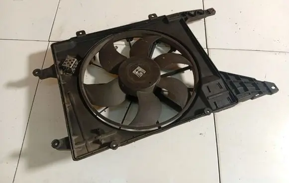 Renault Scenic I Radiator cooling fan shroud 8200065257