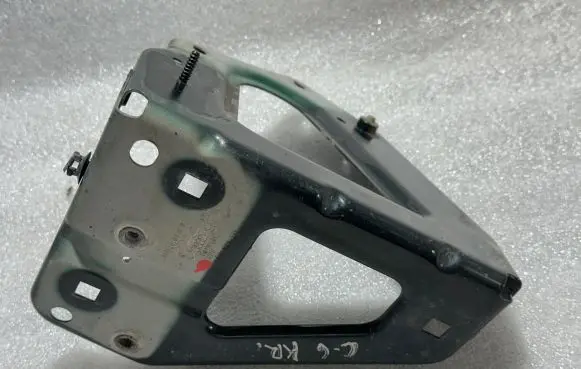 Audi A6 S6 C6 4F Fender mounting bracket 4F0821135