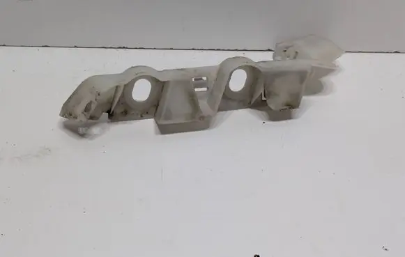 Front bumper mounting bracket