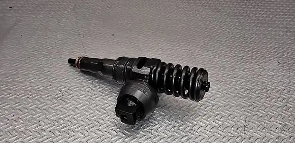 Volkswagen Touran I Fuel injector 038130073AG